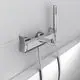 Chromene Badearmatur mit Handbrause, Halterung und Schlauch, montiert an einer Wand. Design von Ideal Standard.